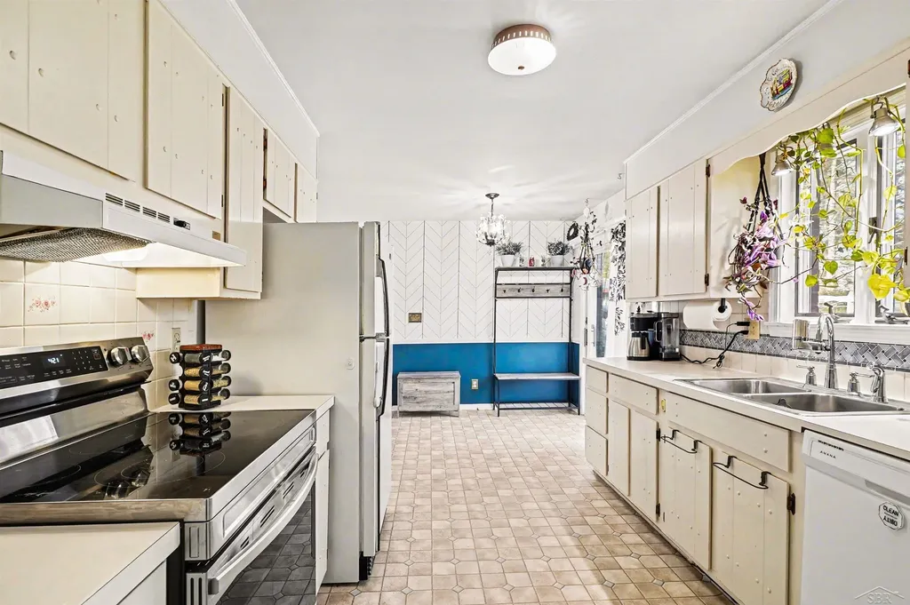 2946 Reppuhn Drive Saginaw Charter Township MI 48603