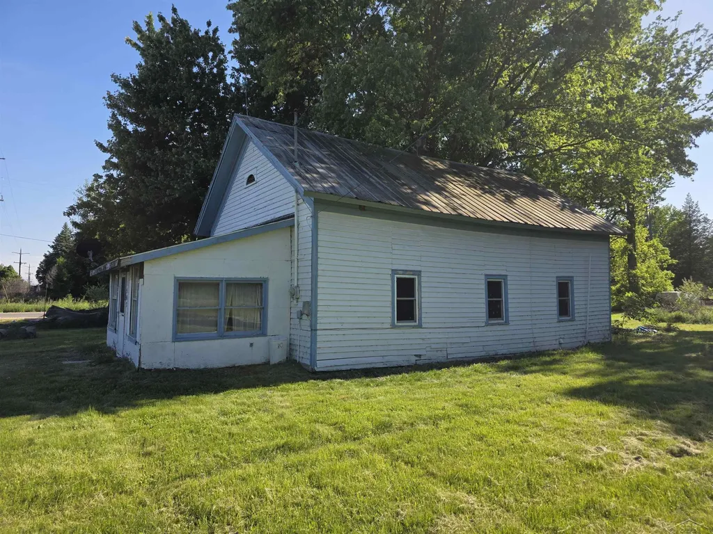 507 N Nine Mile Road Sanford Village MI 48657