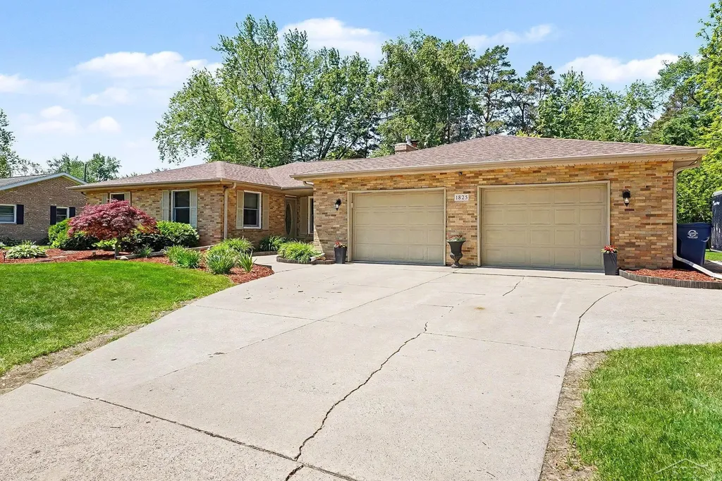 1825 Coolidge Avenue Saginaw Charter Township MI 48638