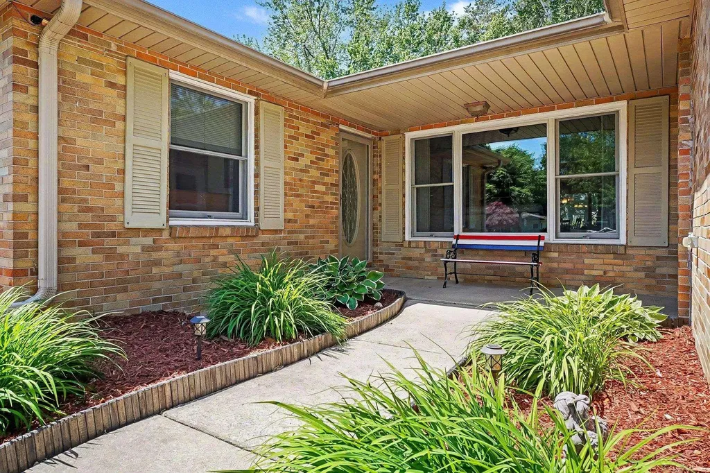 1825 Coolidge Avenue Saginaw Charter Township MI 48638