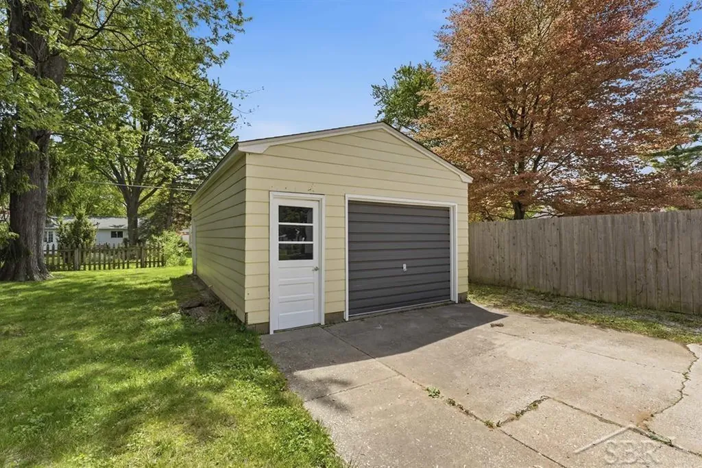 1402 Wyllys Street Midland City MI 48642