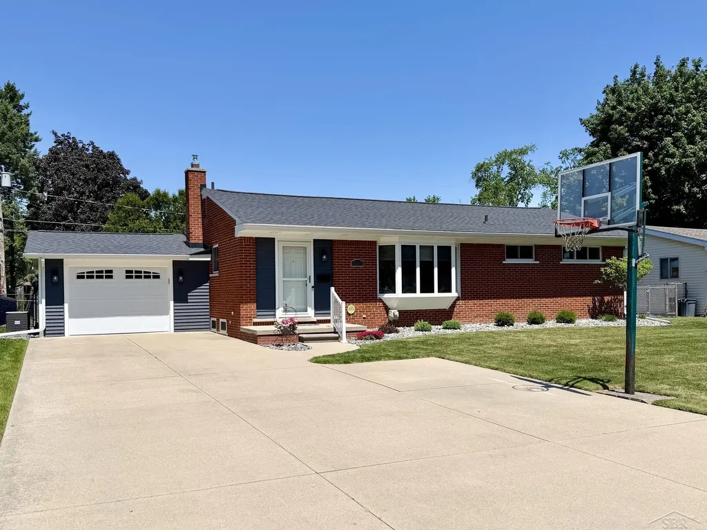 4938 Buckthorne Drive Saginaw Charter Township MI 48603