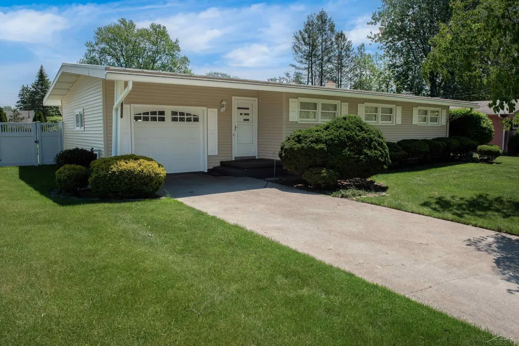 2672 Linda Avenue Saginaw Charter Township MI 48603