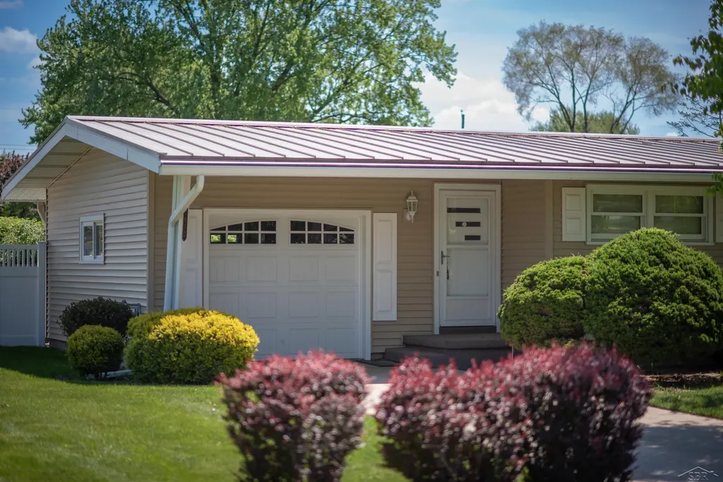 2672 Linda Avenue Saginaw Charter Township MI 48603