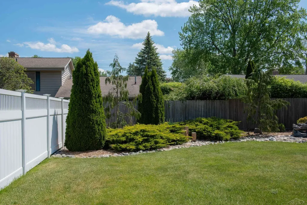 2672 Linda Avenue Saginaw Charter Township MI 48603
