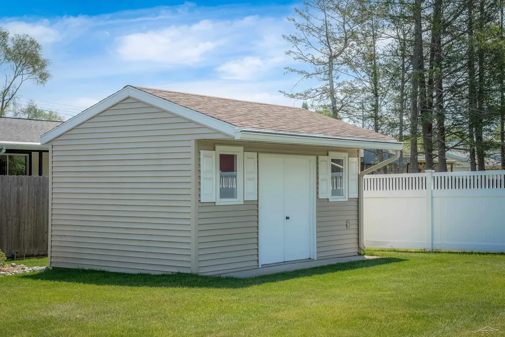2672 Linda Avenue Saginaw Charter Township MI 48603