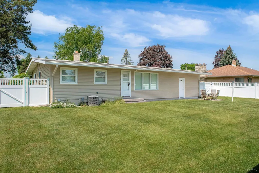 2672 Linda Avenue Saginaw Charter Township MI 48603