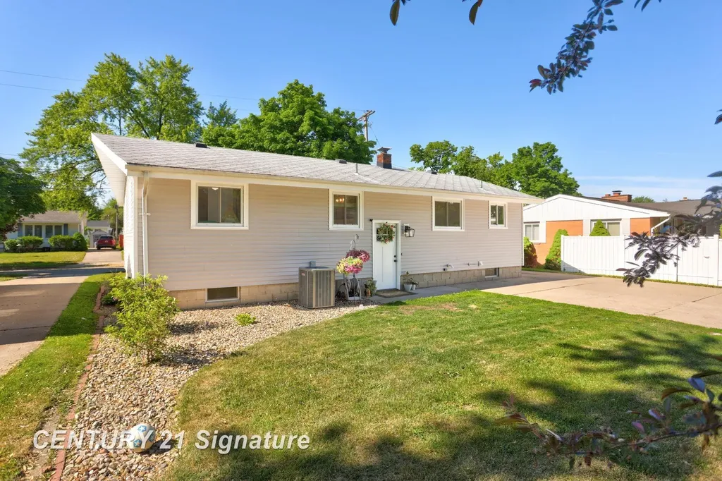 2101 N Brentwood Place Essexville City MI 48732