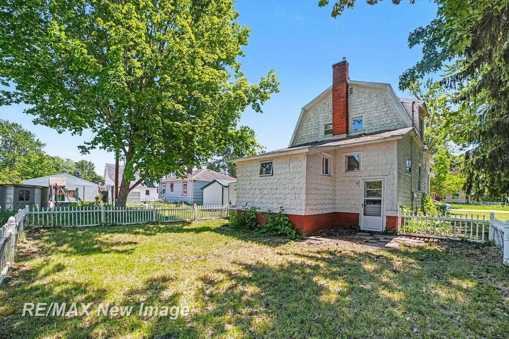208 W Washington Street Coleman City MI 48618