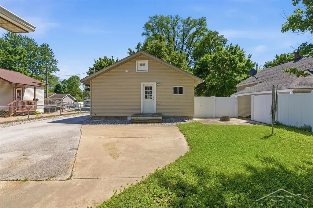914 W Collins Street Midland City MI 48640
