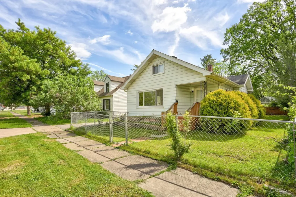 1922 Lowell Avenue Saginaw City MI 48601