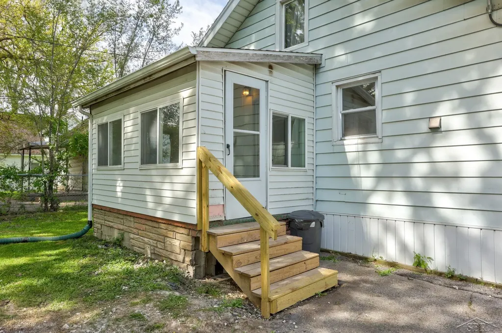 1922 Lowell Avenue Saginaw City MI 48601