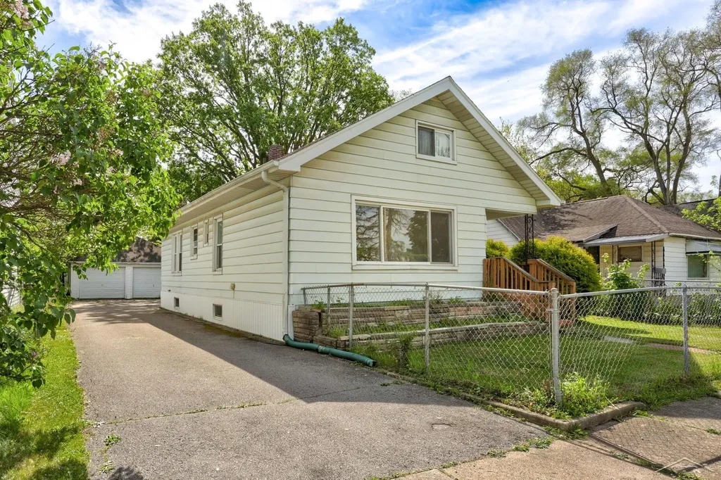 1922 Lowell Avenue Saginaw City MI 48601