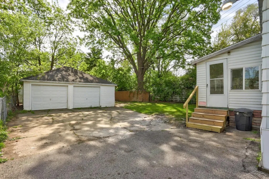 1922 Lowell Avenue Saginaw City MI 48601
