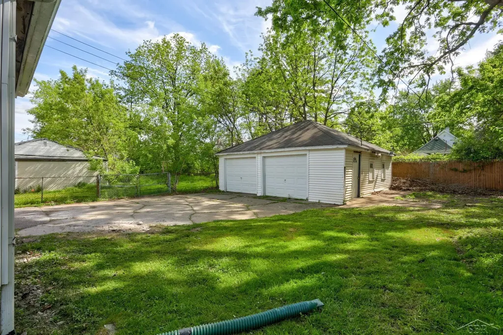 1922 Lowell Avenue Saginaw City MI 48601