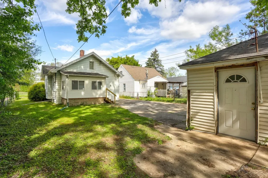1922 Lowell Avenue Saginaw City MI 48601