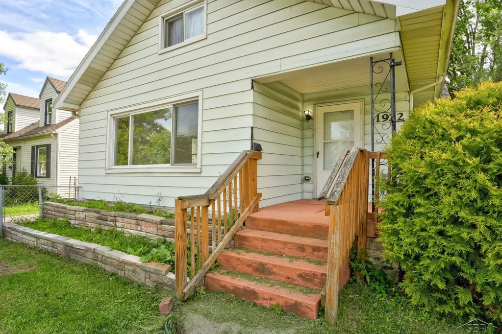 1922 Lowell Avenue Saginaw City MI 48601