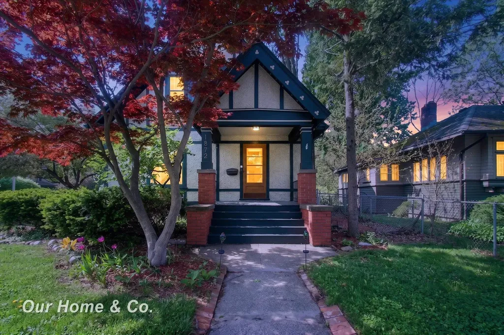1872 Mckinley Avenue Bay City City MI 48708