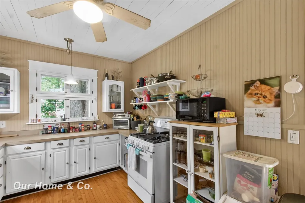 1872 Mckinley Avenue Bay City City MI 48708
