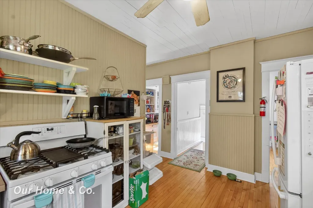 1872 Mckinley Avenue Bay City City MI 48708