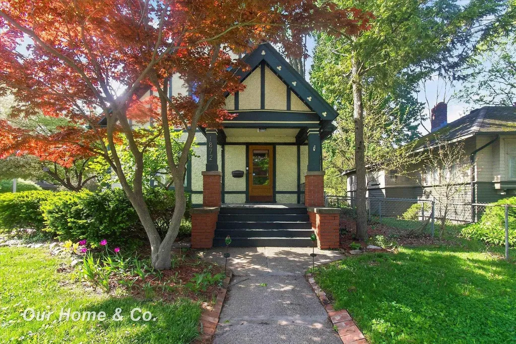 1872 Mckinley Avenue Bay City City MI 48708