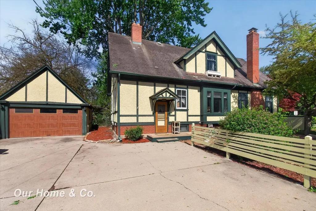 1872 Mckinley Avenue Bay City City MI 48708