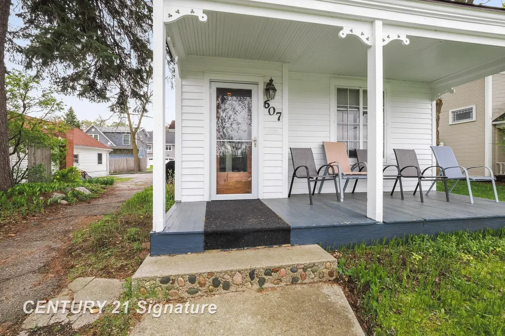 607 W Front Street Traverse City City MI 49684