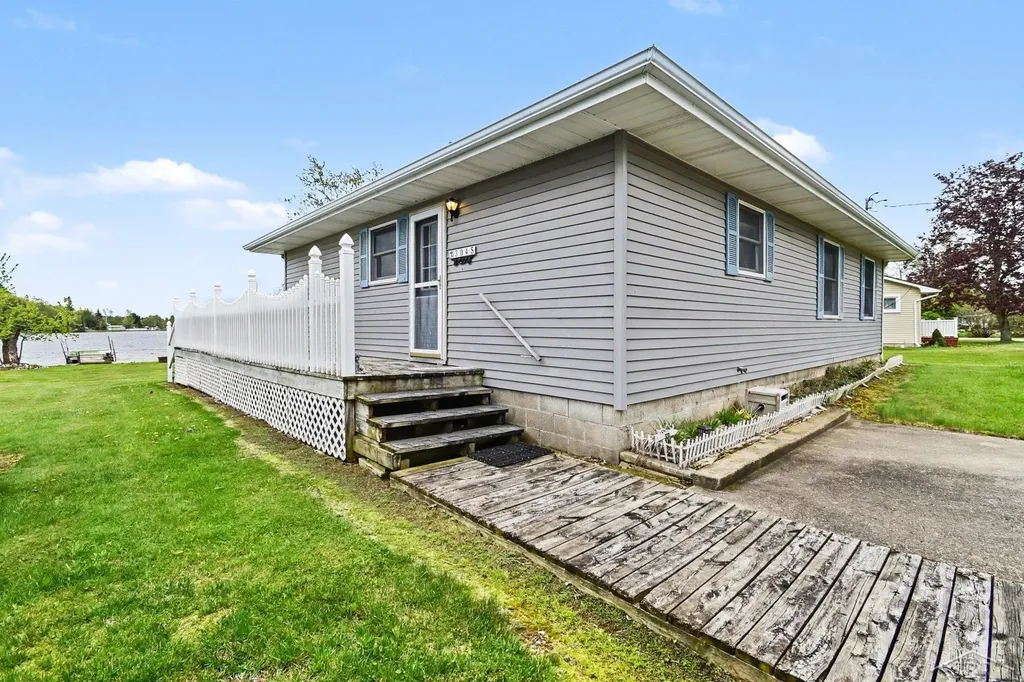 3045 W Lakeside Drive Edwards Township MI 48661