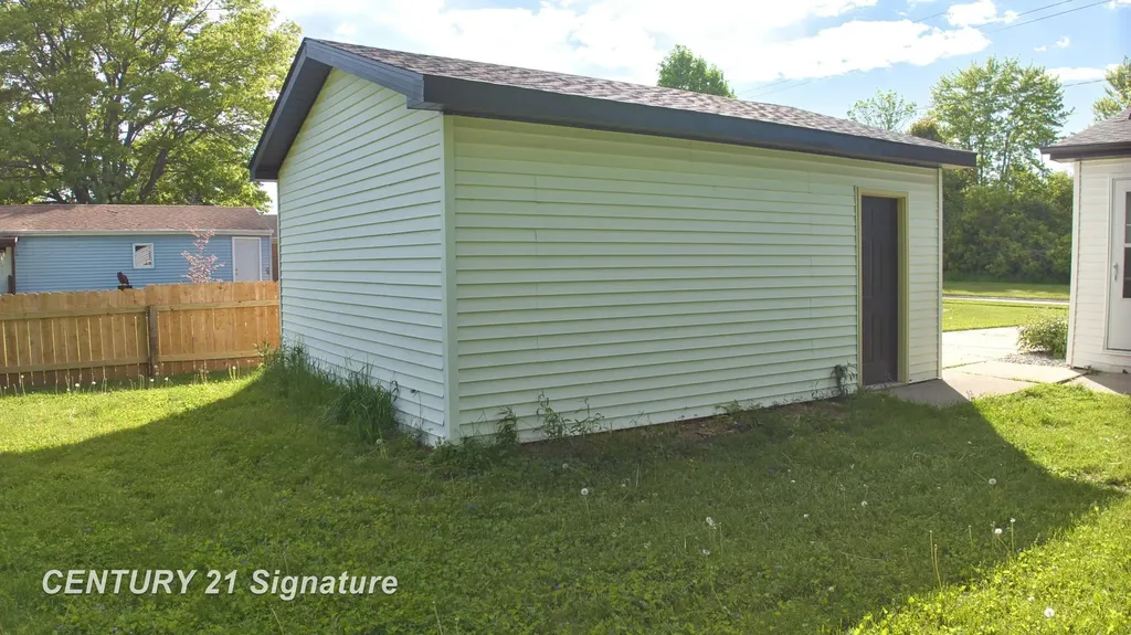 1245 E Outer Drive Saginaw City MI 48601