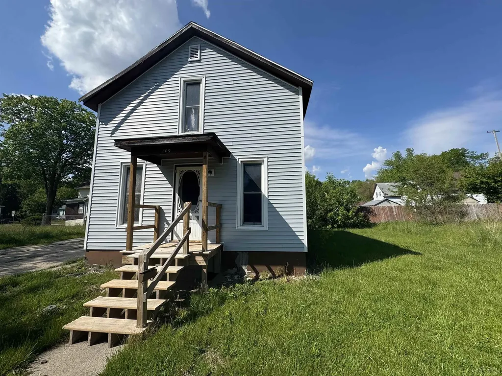 709 Atwater Street Saginaw City MI 48601
