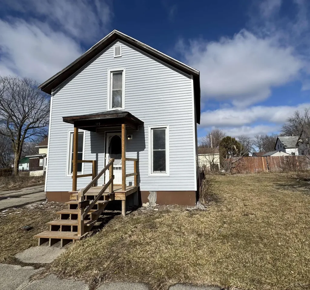709 Atwater Street Saginaw City MI 48601