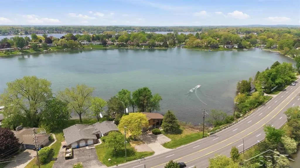 2915 W Walton Boulevard Waterford Charter Township MI 48329