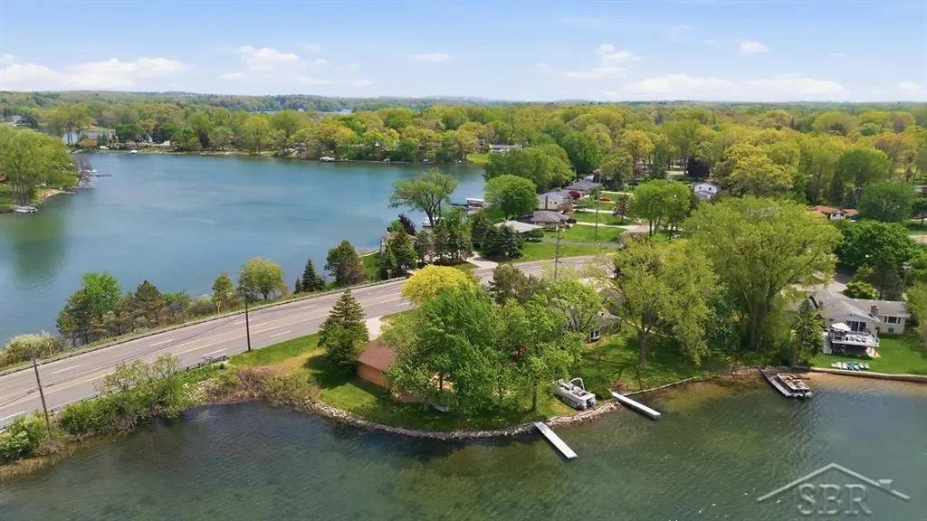 2915 W Walton Boulevard Waterford Charter Township MI 48329
