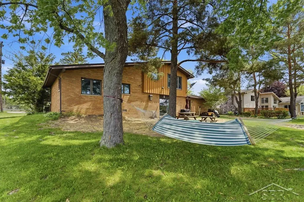 2915 W Walton Boulevard Waterford Charter Township MI 48329