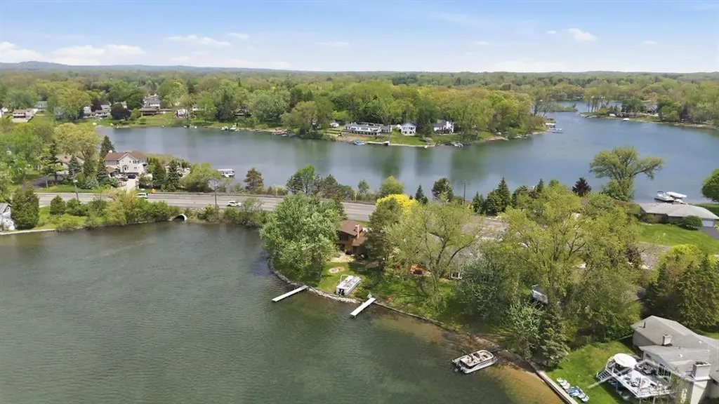 2915 W Walton Boulevard Waterford Charter Township MI 48329