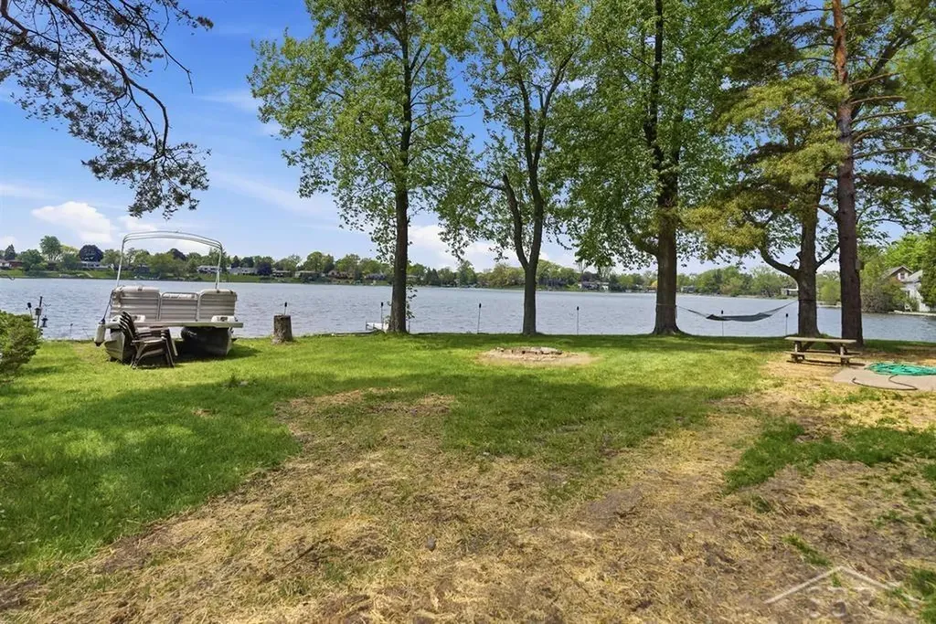 2915 W Walton Boulevard Waterford Charter Township MI 48329