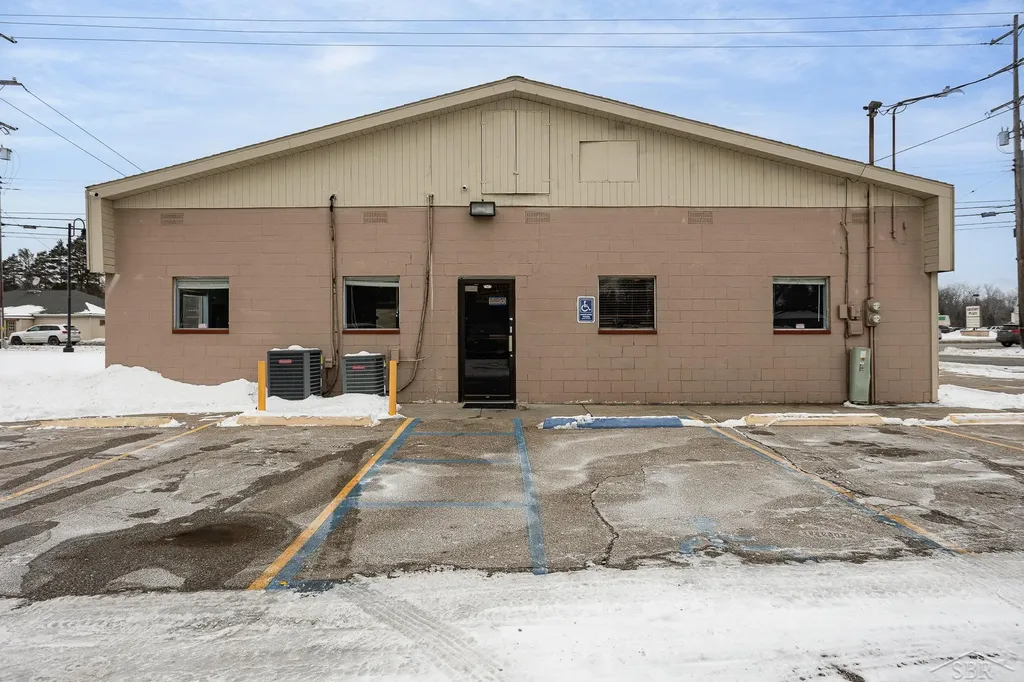 7261 Gratiot Road Saginaw Charter Township MI 48609