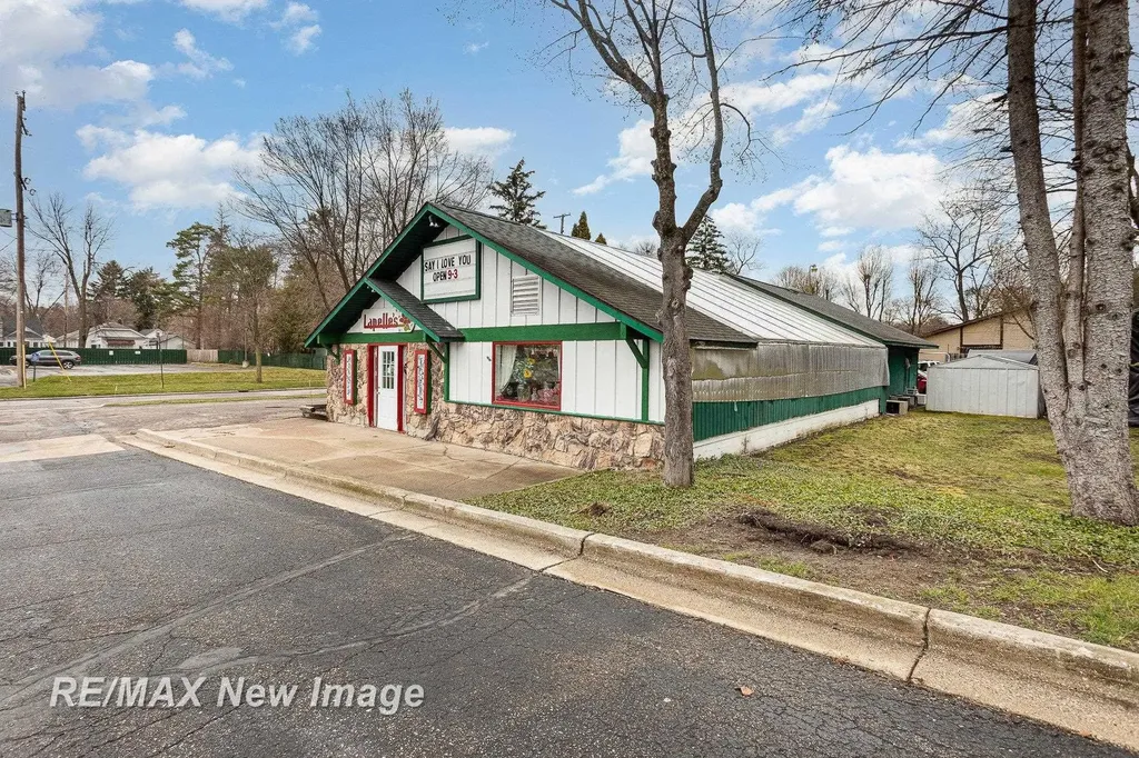 1605 Bookness Street Midland City MI 48640