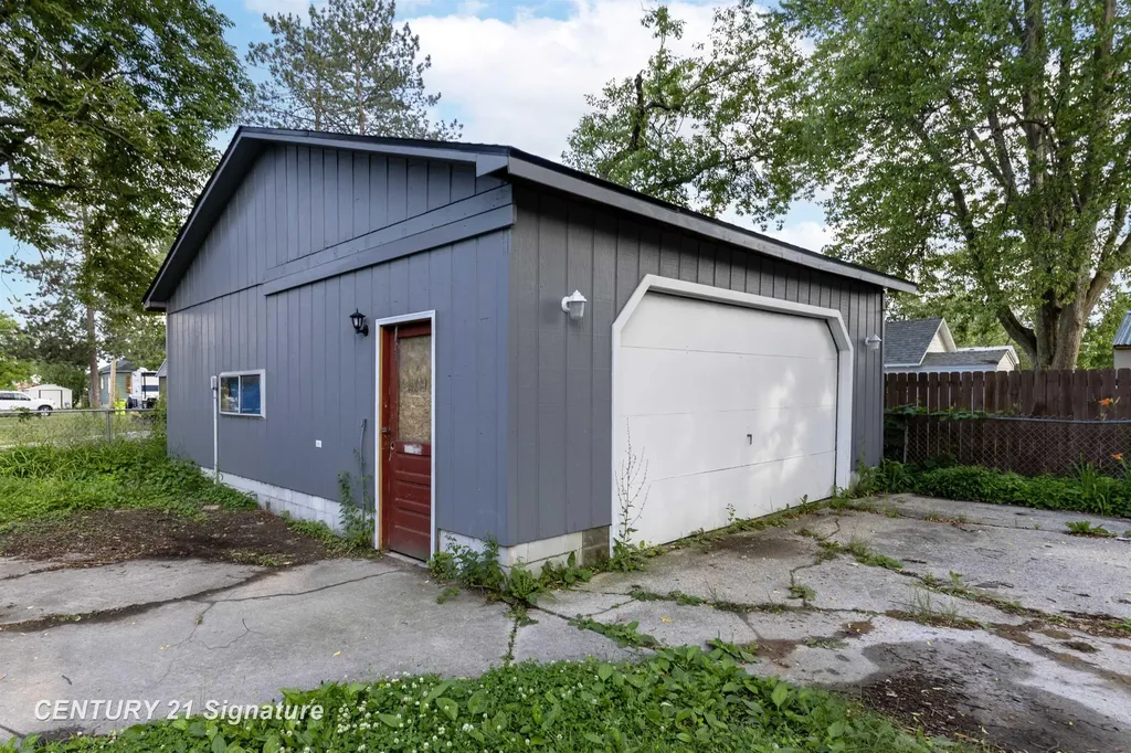 611 W 2nd Street Pinconning City MI 48650