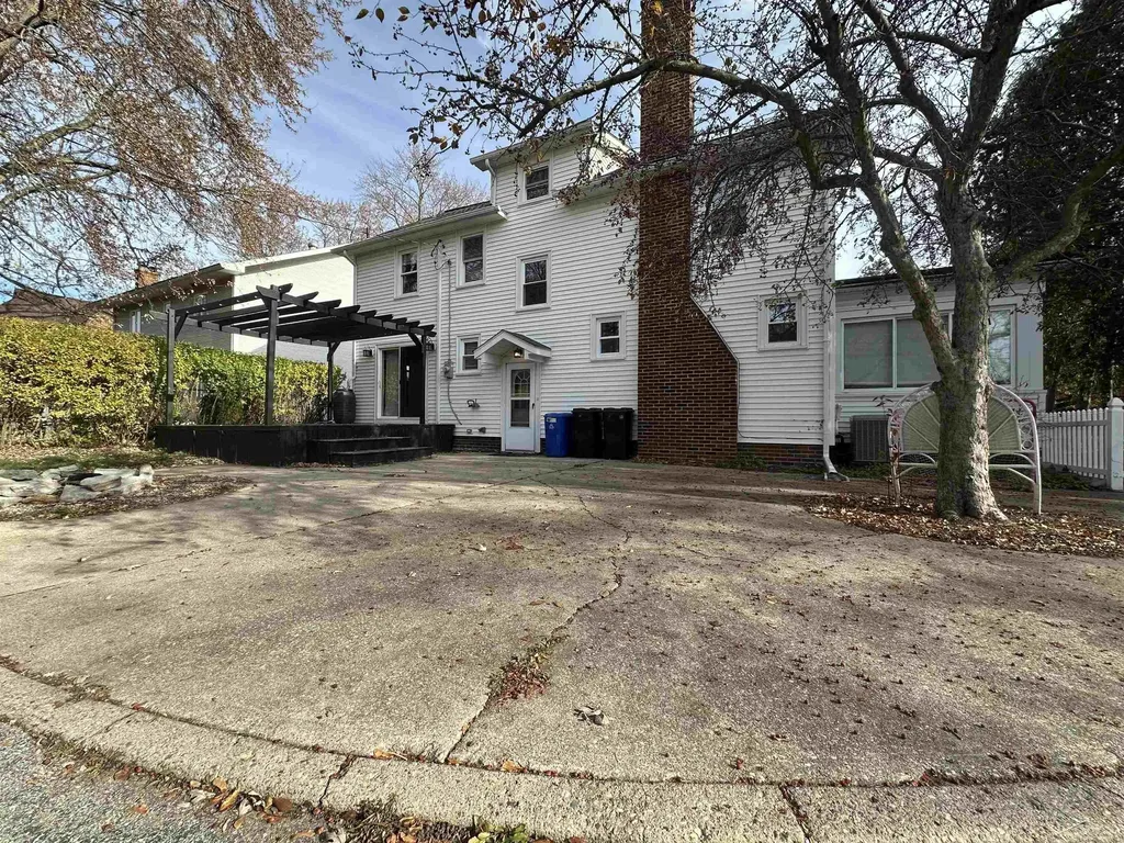 203 Ardussi Avenue Saginaw City MI 48602