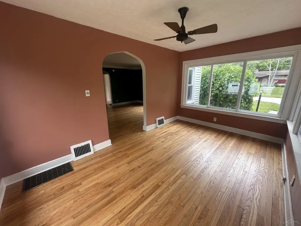 203 Ardussi Avenue Saginaw City MI 48602