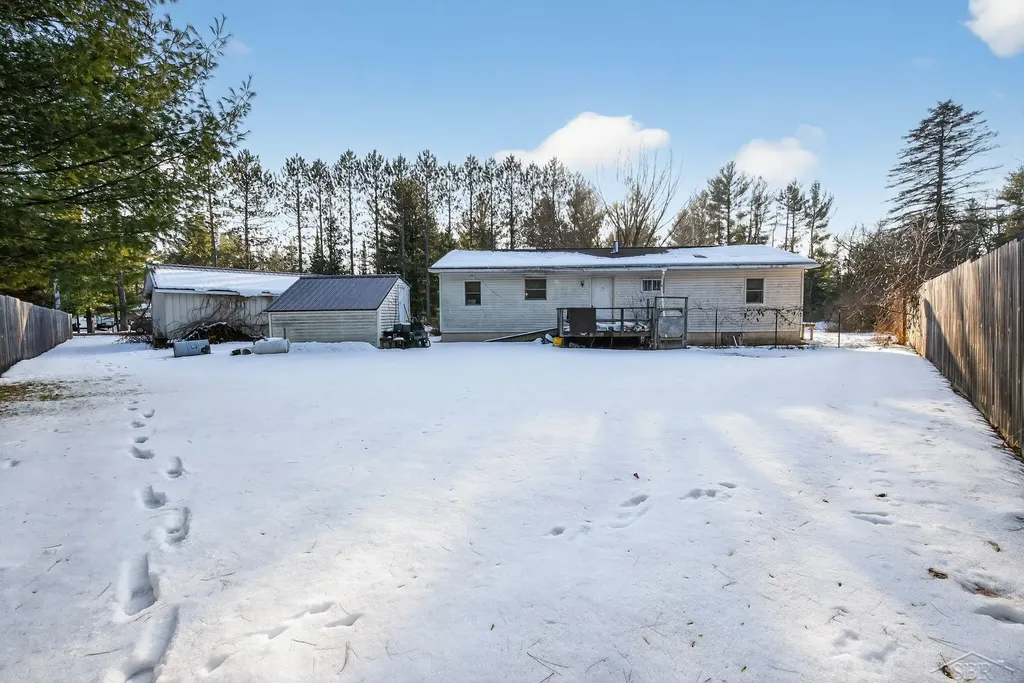 2559 E Pine River Trail Unknown City MI 48745