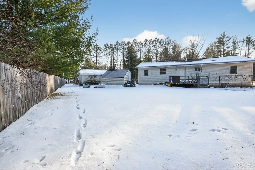 2559 E Pine River Trail Unknown City MI 48745