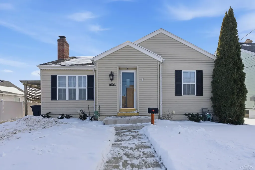 1606 Essex Street Essexville City MI 48732