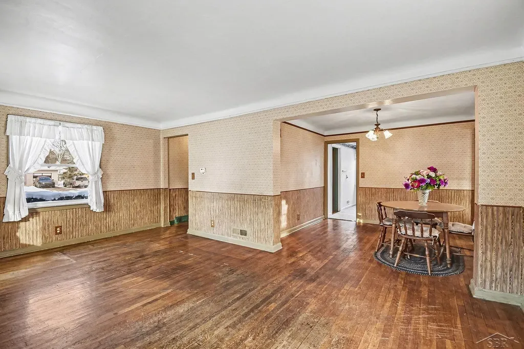 3537 Adams Avenue Saginaw City MI 48602