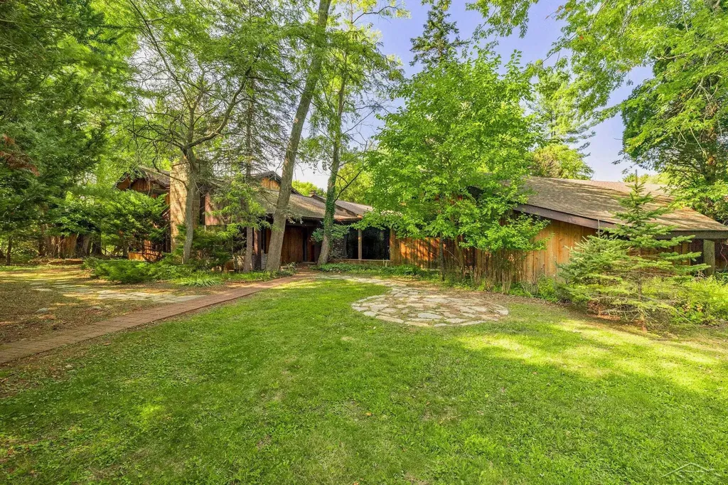 4535 N River Road Thomas Township MI 48623
