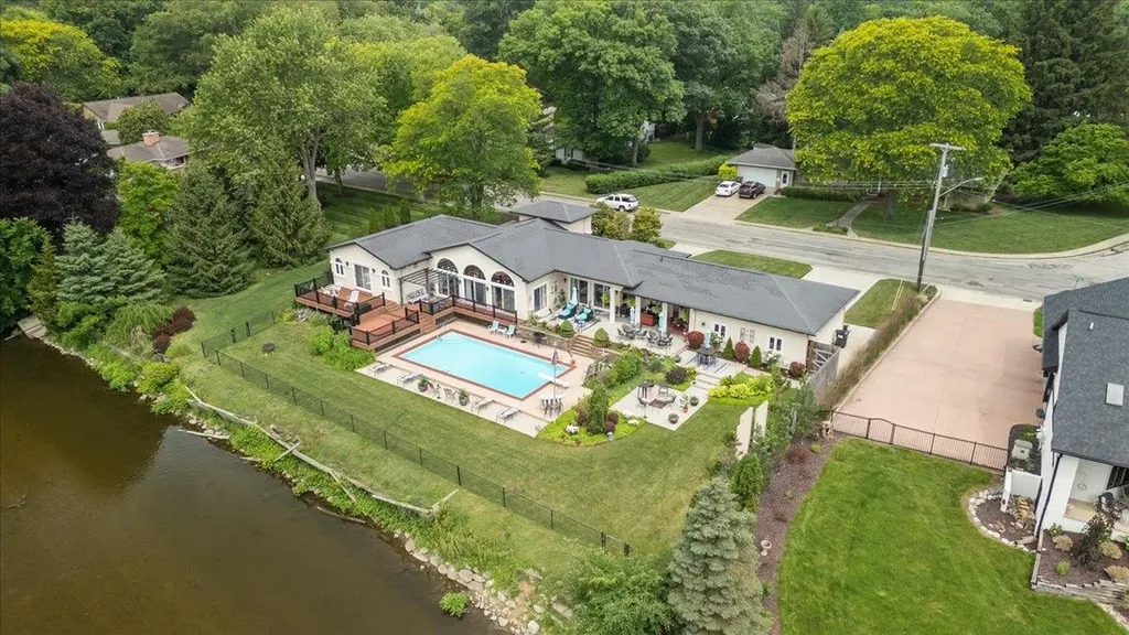 415 Curwood Drive Owosso City MI 48867