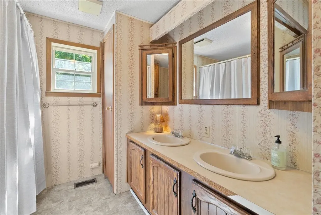2460 Clairmont Drive Owosso Charter Township MI 48867