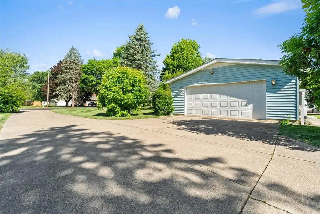 2460 Clairmont Drive Owosso Charter Township MI 48867