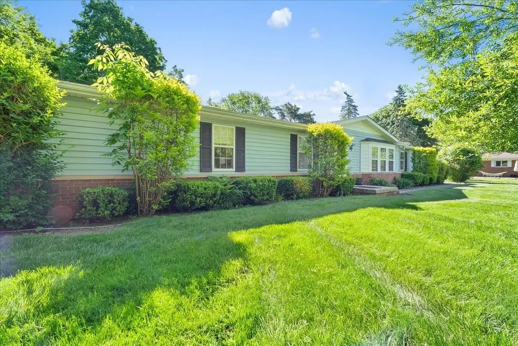2460 Clairmont Drive Owosso Charter Township MI 48867